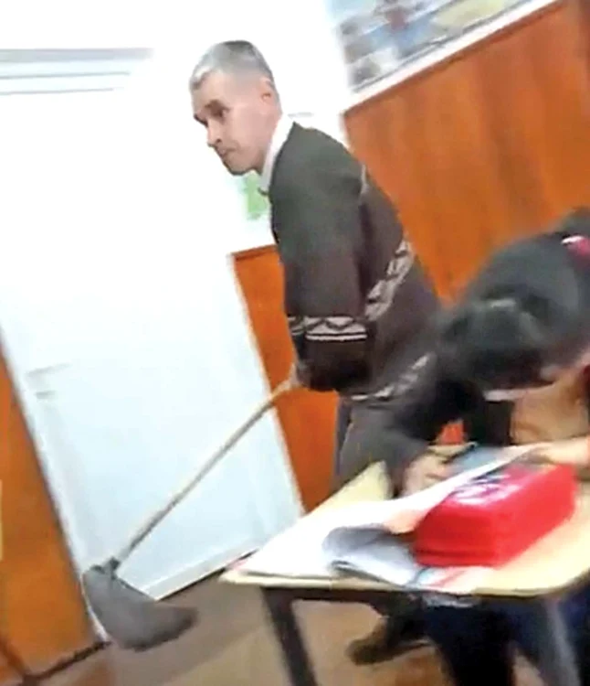 
    Profu’, în plină acţiune cu mopu’  