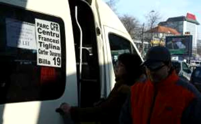 Transportatorii susţin că mărirea preţului este perfect legală 