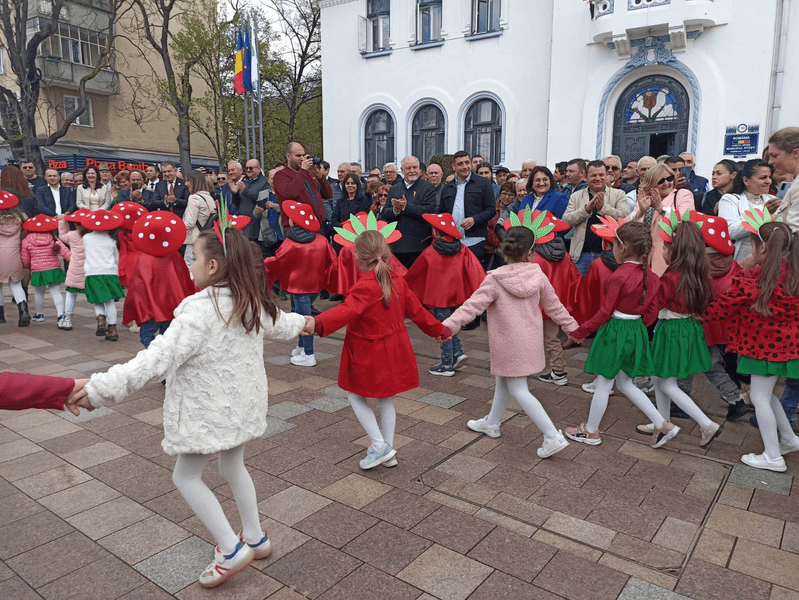 Spectacol absurd: mii de preșcolari și elevi, puși să defileze în fața politicienilor la „Simfonia Lalelelor”