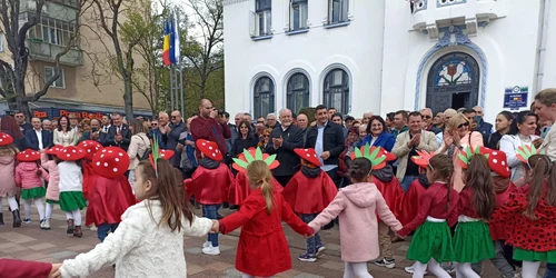 Simfonia Lalelelor 2023 Parada copii in fata politicienilor 02 foto Denis Grigorescu jpg