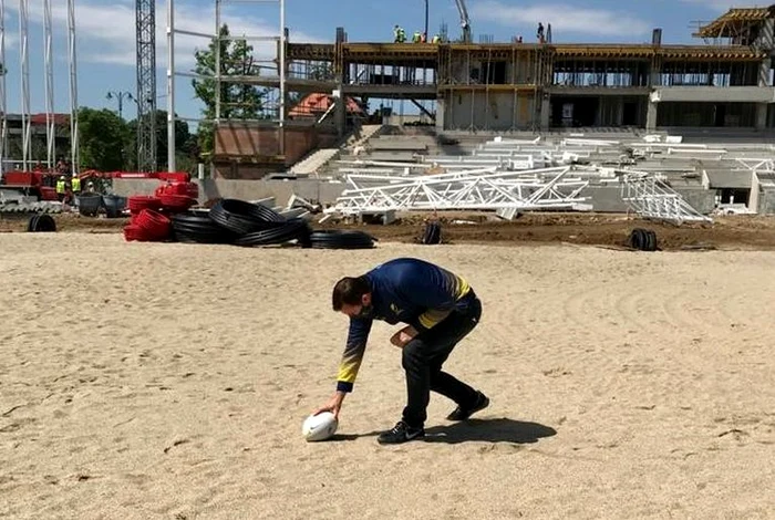 Alin Petrache a simulat marcarea eseului pe locul unde se vor afla buturile terenului din stadionul ”Arcul de Triumf”