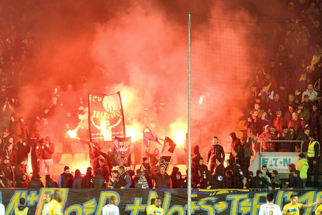 Fotbaliştii Petrolului, descumpăniţi după ce au  primit gol în ultimele  secunde ale meciului cu Astra (Fotografii: mediafax/răzvan păsărică)