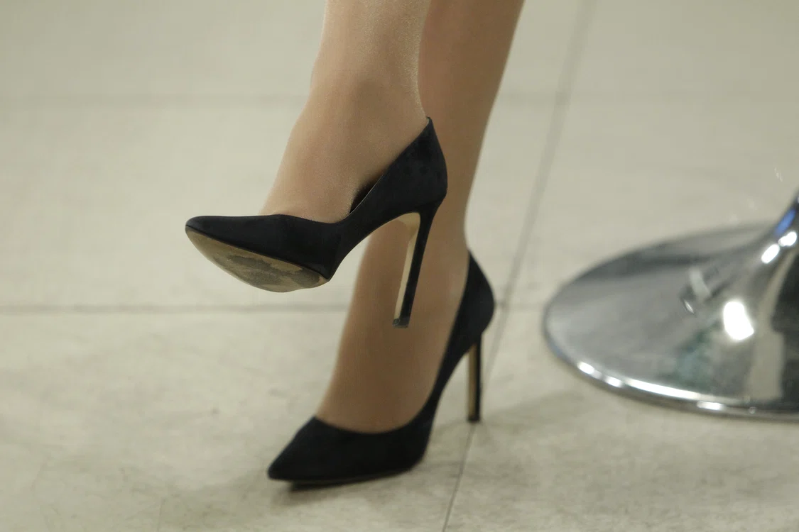 Premierul Viorica Dăncilă a purtat pantofi cu toc cui, stiletto de 10 cm, din piele întoarsă de culoare neagră