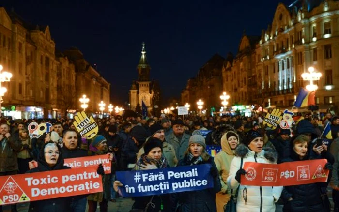 Sute de oameni, în stradă la Timişoara