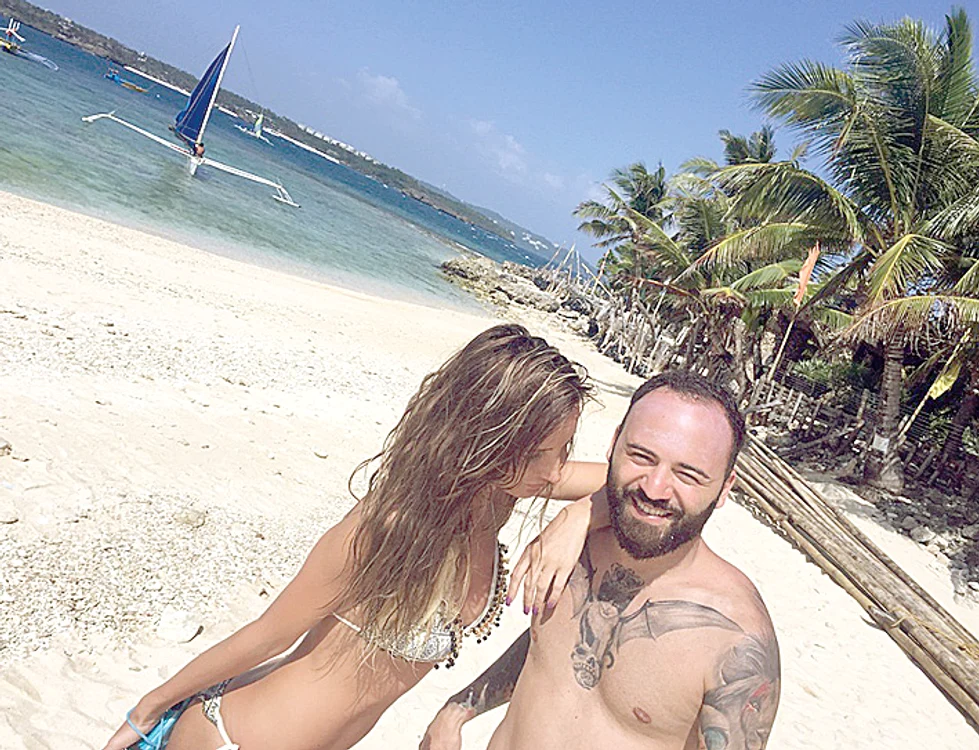 
    Matteo și-a afișat  noile tatuaje în  vacanța cu Elena  