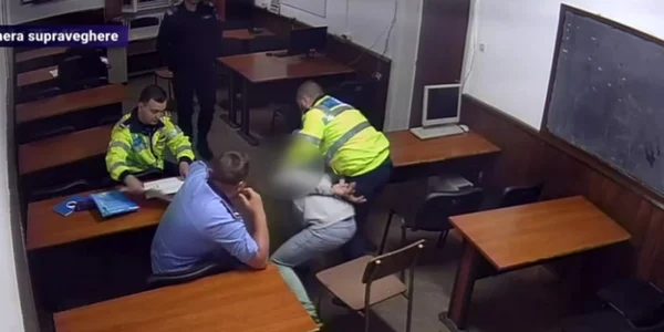 Poliţişti ai Secţiei 16 filmaţi foto captură video Digi24