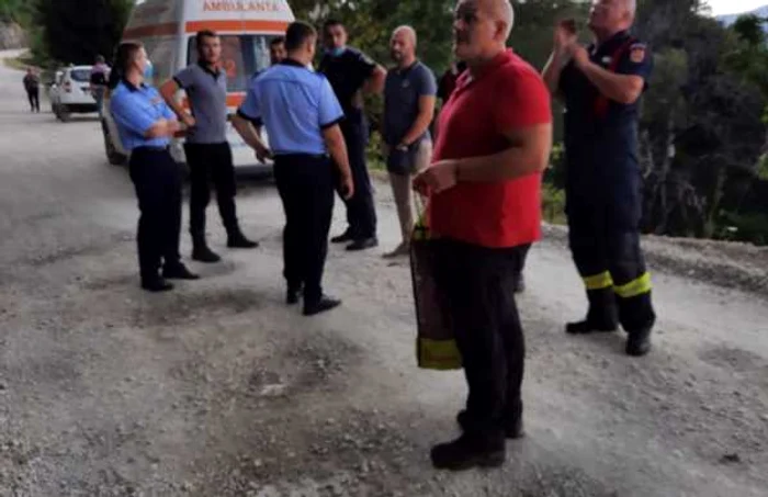 Zeci de poliţişti, pompieri, salvamontişti şi mineri au căutat patru ore un bărbat care a încercat să se sinucidă pe Muntele Arnota - Vâlcea; Foto Adevărul