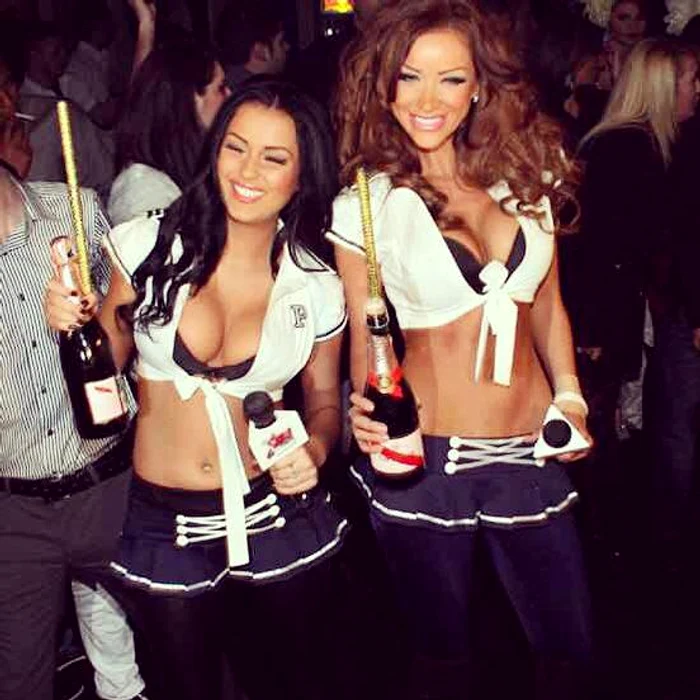 
    Daniela Crudu şi Bianca, pe vremea când erau asistente la "Un show păcătos" şi făceau ravagii în cluburiSursă foto:Facebook  