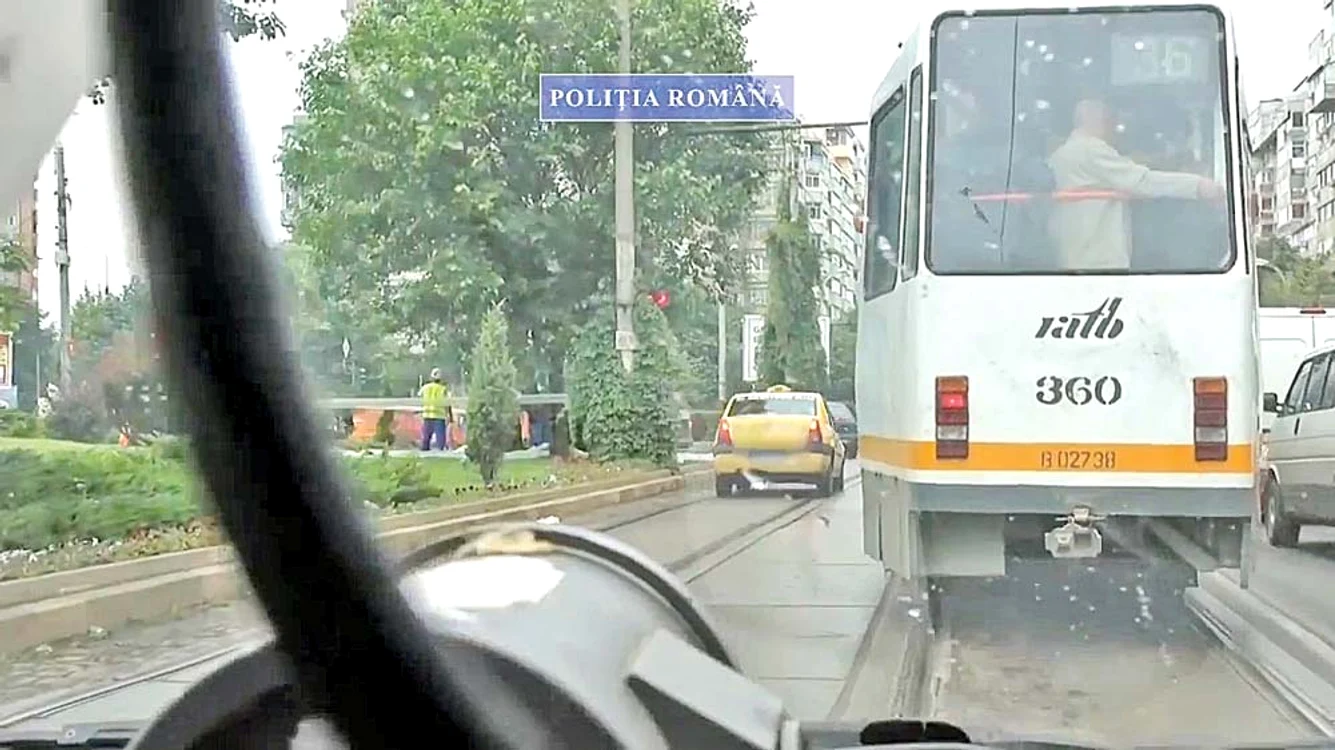 Nerespectarea regulilor privind depăşirea, plus trecere pe culoarea roşie a semaforului