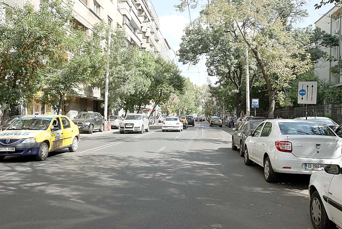 Bd. Dacia: Deşi se circulă doar într-un  singur sens, mulţi şoferi au mers şi în direcţia opusă pe banda RATB