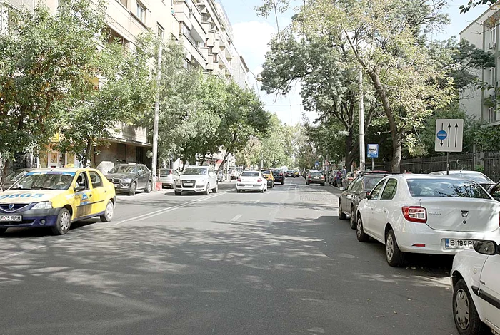 Bd. Dacia: Deşi se circulă doar într-un  singur sens, mulţi şoferi au mers şi în direcţia opusă pe banda RATB