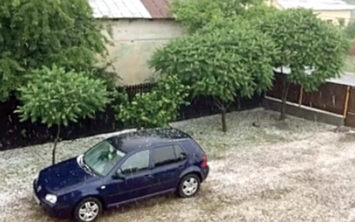 Dâmboviţa. În câteva minute şoseaua  s-a acoperit cu un  strat subţire de gheaţă