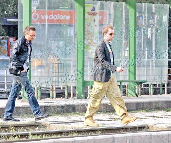 Cu privirile triste,  Florin şi Mihai nu se mai  interesează nici pe unde  le calcă picioarele...