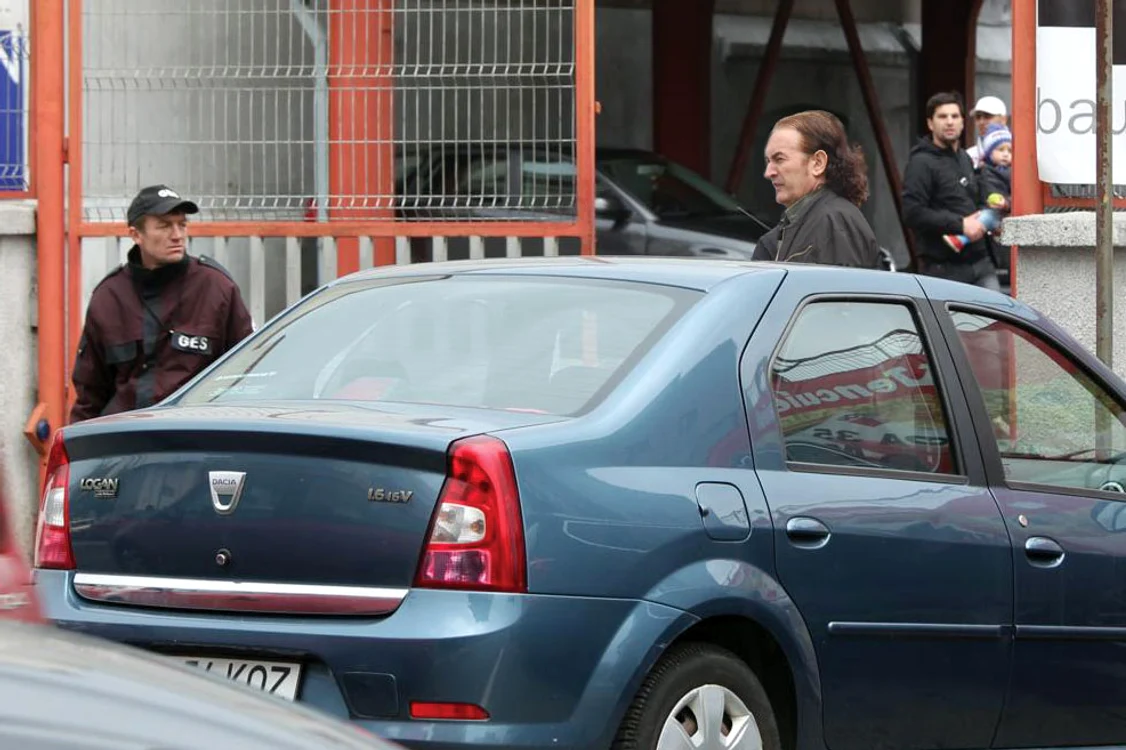 
    Miron Cozma mai are de plătit doi ani pentru Loganul pe care l-a făcut praf  