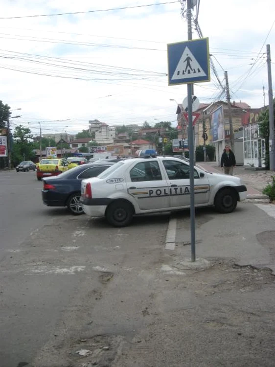 Maşină a Poliţiei Iaşi, parcată pe trecerea de pietoni