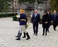 Călin Popescu Tăriceanu aduce o coroană de trandafiri la Castelul Peleş din Sinaia pentru Regele Mihai Foto Diana Frîncu