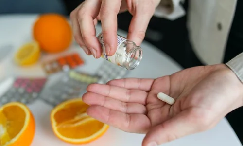 1 persoana care ia o pastila jpg jpeg