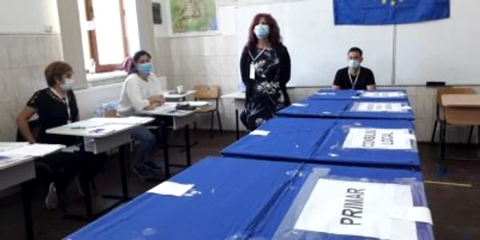 Bărbatul a reţinut cinci din cele opt buletine de vot primite în secţie FOTO: Alina Mitran