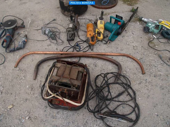 Obiecte furate găsite în urma percheziţiilor făcute la casele unor rromi din Drăgăşani