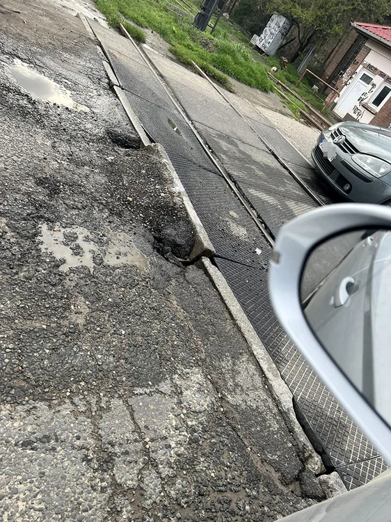 Așa arată „lucrarea” de la trecerea la nivel cu calea ferată FOTO Vremea Nouă