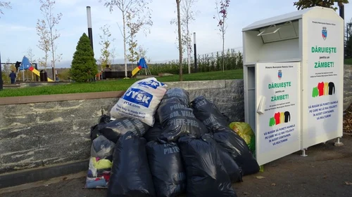 Acţiune de caritate permanentă a Primăriei Râmnicu Vâlcea prin containerul de haine Foto FB Primăria Râmnicu Vâlcea