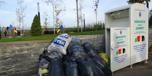 Acţiune de caritate permanentă a Primăriei Râmnicu Vâlcea prin containerul de haine Foto FB Primăria Râmnicu Vâlcea
