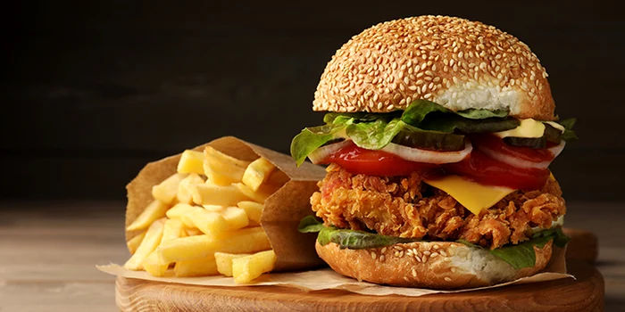 Burger din brânză cu fulgi de porumb. Foto: arhiva.