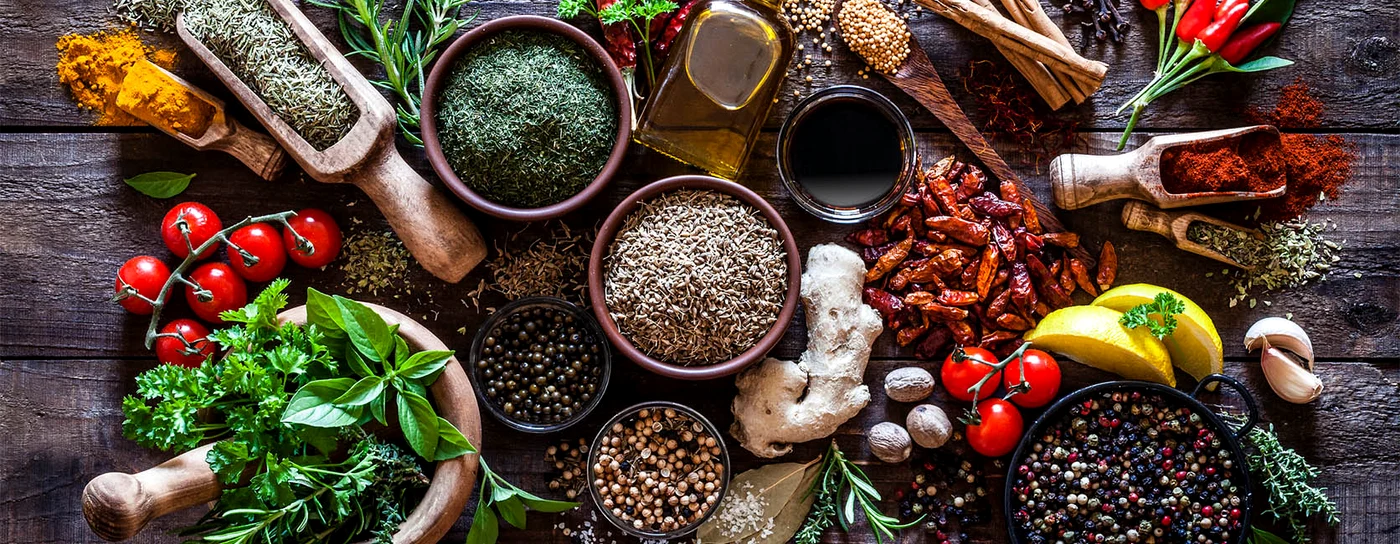 Ingrediente în castronașe, pe o masă de lemn