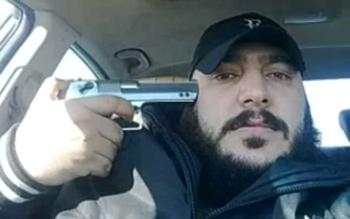 Un mercenar sirian care se fotografiază în timp ce se distrează cu armele din dotare. FOTO: The Daily Mail
