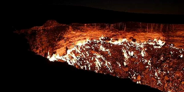 Craterul din Turkmenistan arde de mai bine de 40 de ani/ FOTO: dailymail.com