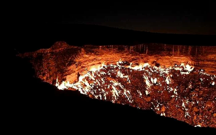 Craterul din Turkmenistan arde de mai bine de 40 de ani/ FOTO: dailymail.com