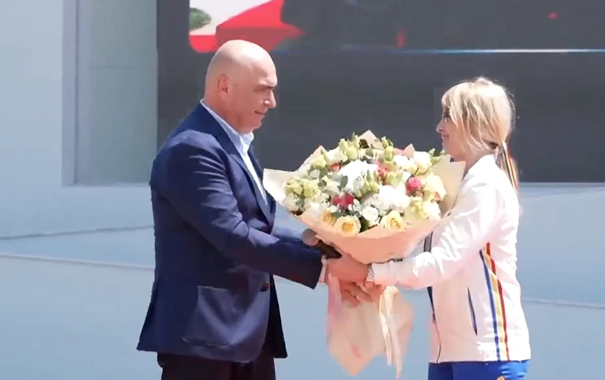 Premierul Ilie Bolojan i-a oferit un buchet de flori Nadiei Comăneci (captură video)