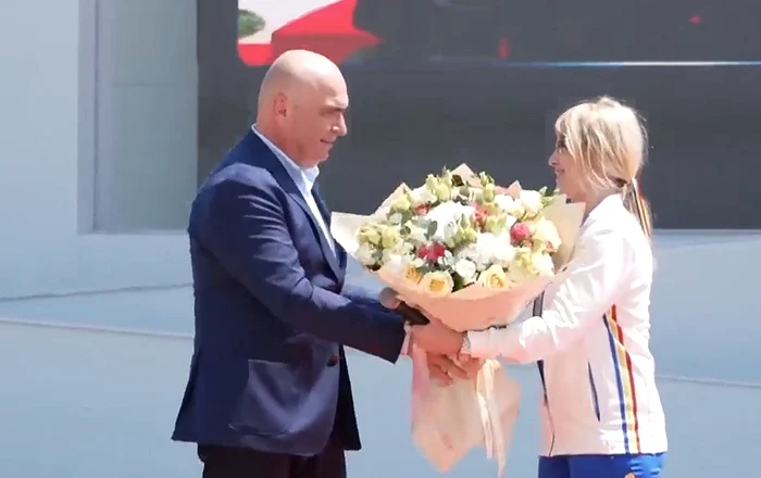 Premierul Ilie Bolojan i-a oferit un buchet de flori Nadiei Comăneci (captură video)