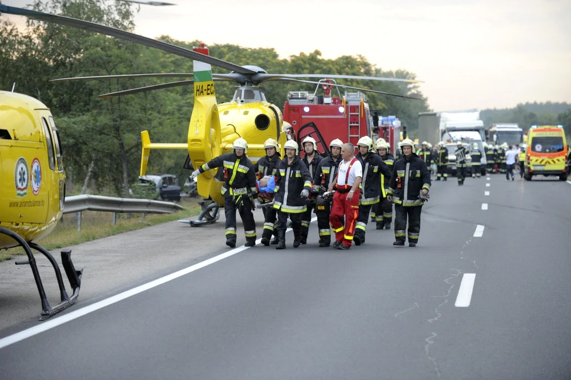Imagine de la accidentul produs pe autostrada M5 de lângă Budapesta, în urma căruia trei români au murit şi alţi 18 au fost răniţi FOTO Mediafax/Mihádák Zoltán/MTI