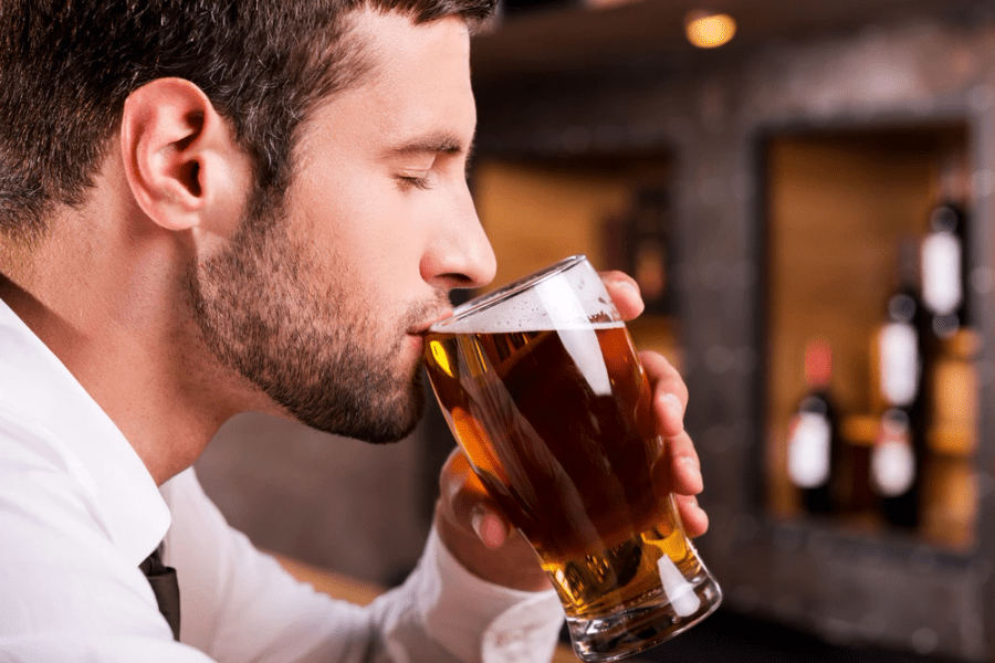 Alcoolul afectează fiecare organ. De ce simțim mahmureala și cum trecem mai ușor peste ea