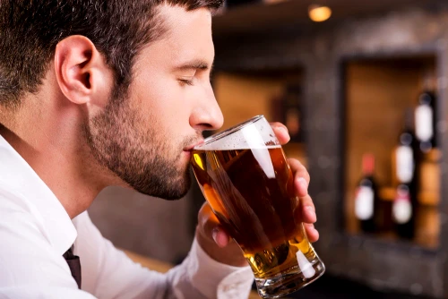 alcool bere barbat foto shutterstock