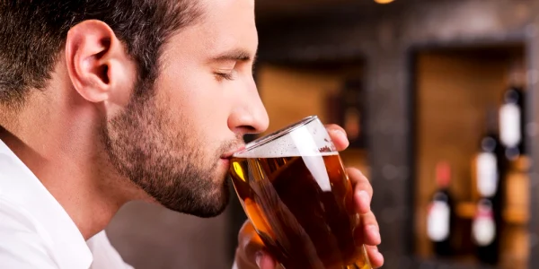 alcool bere barbat foto shutterstock