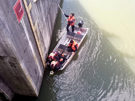 Căutarea unei persoane în râul Olt - Baraj Gura Lotrului în Brezoi Vâlcea Sursă ISU Vâlcea