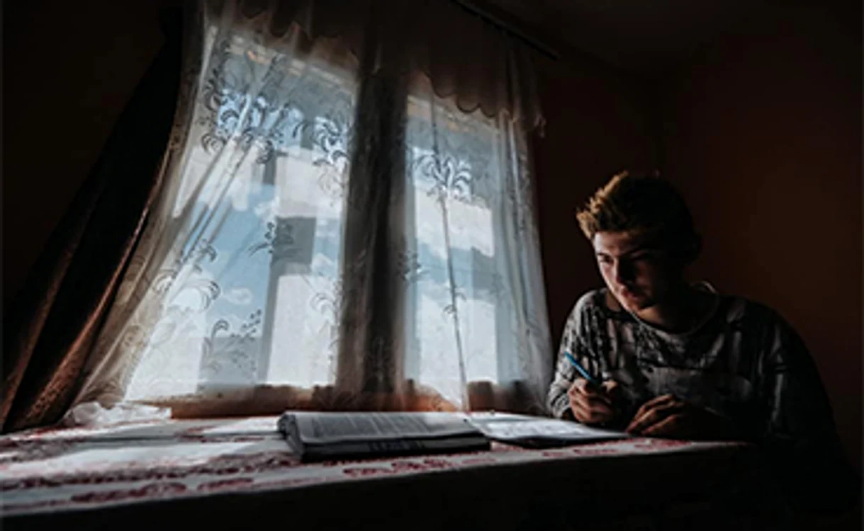Sebi Alexa, un puşti de 15 ani din judeţul Botoşani, visează să ajungă medic, dar nu are calculator sau internet