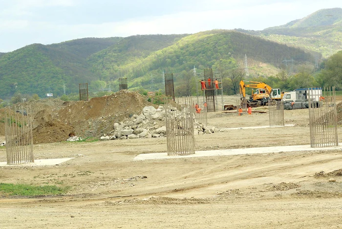 Constructorii se ocupă de ridicarea pilonilor