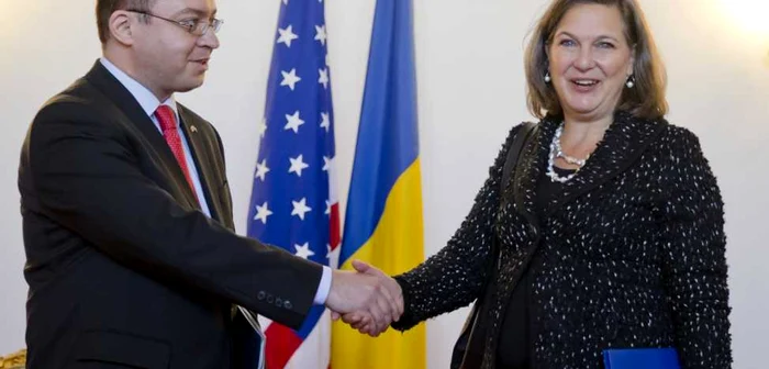 Ministru de Externe de anul trecut, domnul Bogdan Aurescu este un mai vechi interlocutor al Washingtonului la Bucureşti - aici, în ianuarie, cu doamna Victoria Nuland, Secretara de Stat a SUA pentru Europa şi Eurasia (Foto: AP)