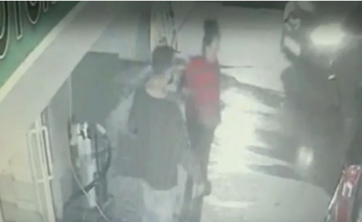 Bărbatul a încercat să o calce cu mașina pe casiera benzinăriei