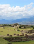 Monte Albán. Situat pe vârful unui munte, situl domină valea Oaxaca (© DavidConFran / Wikimedia Commons)