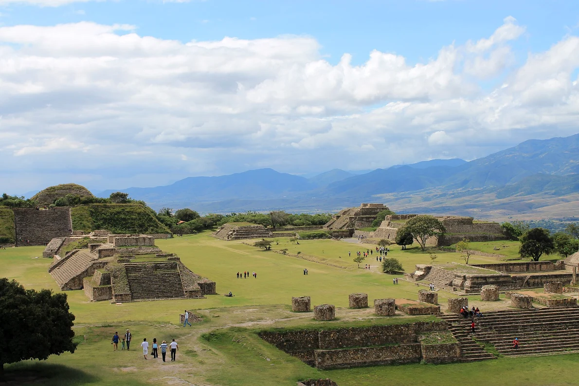 Monte Albán. Situat pe vârful unui munte, situl domină valea Oaxaca (© DavidConFran / Wikimedia Commons)