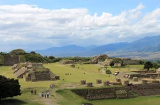 Monte Albán. Situat pe vârful unui munte, situl domină valea Oaxaca (© DavidConFran / Wikimedia Commons)