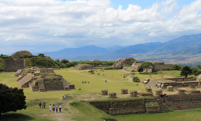 Monte Albán. Situat pe vârful unui munte, situl domină valea Oaxaca (© DavidConFran / Wikimedia Commons)