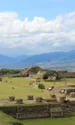 Monte Albán. Situat pe vârful unui munte, situl domină valea Oaxaca (© DavidConFran / Wikimedia Commons)