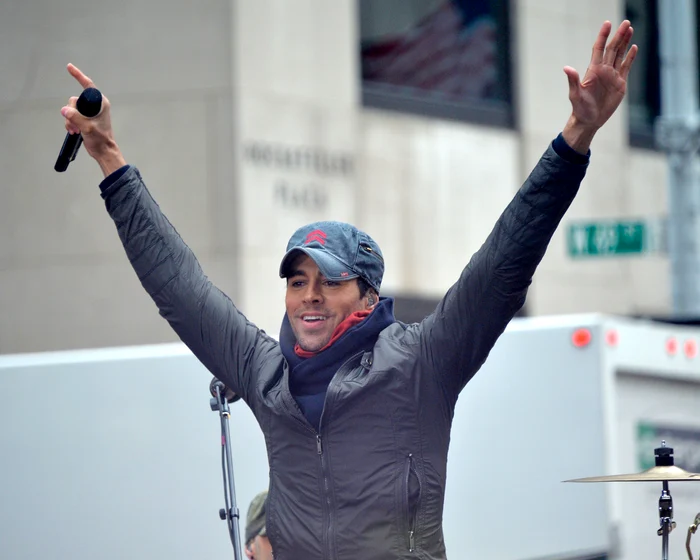 Mousse de ciocolată neagră cu interior din ciocolată albă și piure de zmeură, în înveliș de alune prăjite, fructe proaspete și flori comestibilefoto: Jubile Catering