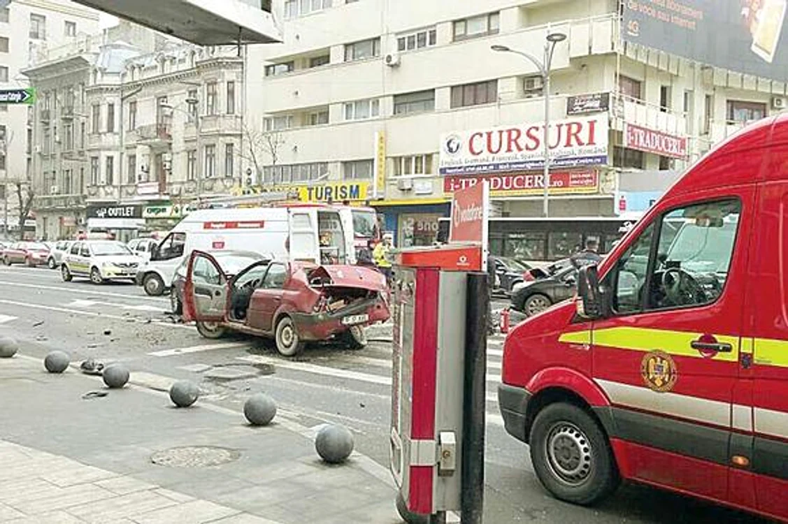 Dacia care a stat la baza accidentului din Piaţa Romană, complet distrusă