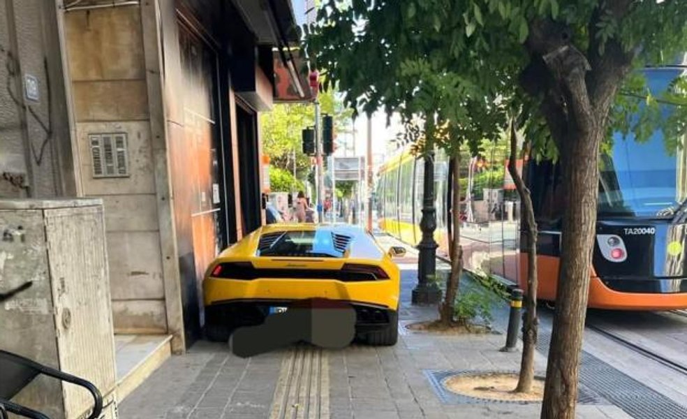 Lamborghini parcat pe trotuar. Imaginile au devenit virale și au făcut înconjurul internetului